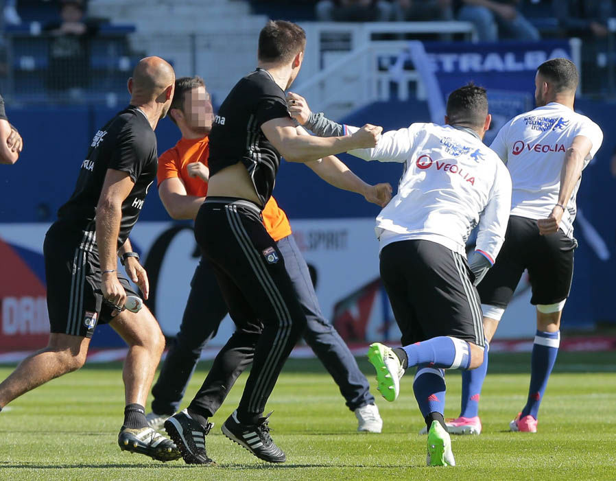 Ảnh bài viết Chùm ảnh: Cầu thủ Lyon quá sốc khi bị CĐV Bastia tấn công
