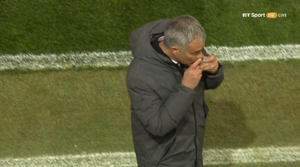 Ảnh bài viết Mourinho dùng bùa để giúp Man Utd thoát khỏi 'ma ám' từ Hòa Minzy?