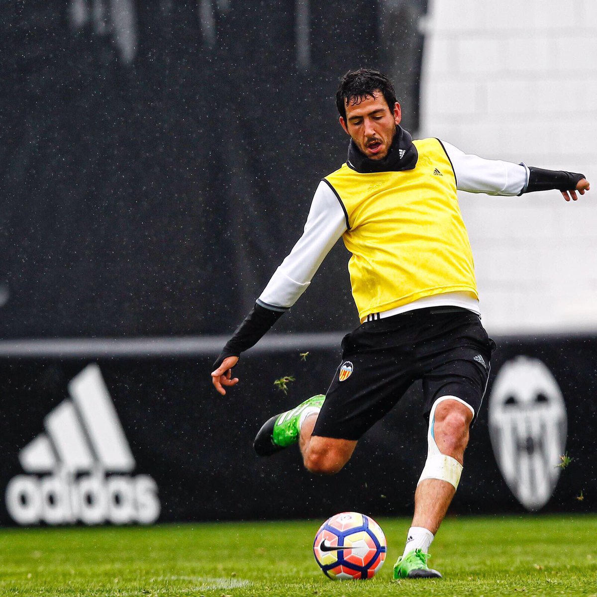 Ảnh bài viết Dani Parejo sút phạt thần sầu gỡ hòa 1-1 cho Valencia (Real Madrid 1-1 Valencia, vòng 35 La Liga)