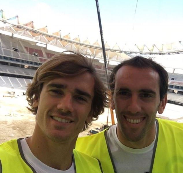 Ảnh bài viết Torres, Griezmann mang đồ bảo hộ lao động đến thăm SVĐ mới Wanda Metropolitano