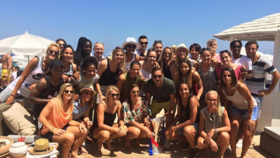 Ảnh bài viết Totti bị rừng người đẹp bao vây tại Pháp