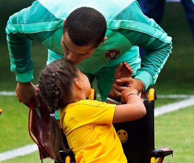 Ảnh bài viết Chùm ảnh: Ronaldo và nụ hôn nhân hậu sưởi ấm trái tim cô bé khuyết tật