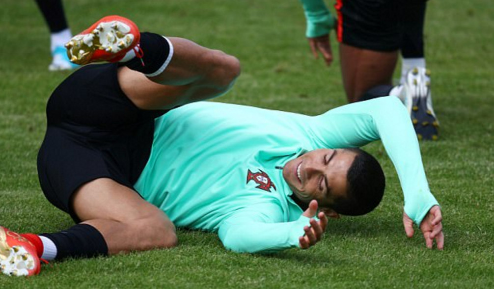 Ảnh bài viết Ronaldo té lăn lộn trong buổi tập của Bồ Đào Nha