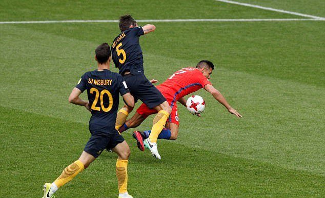 Ảnh bài viết Chùm ảnh: Sanchez 'ăn vạ' không thành, Chile vất vả cầm hòa Australia