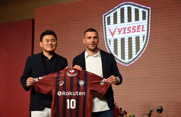 Ảnh bài viết Lukas Podolski cười mỏi miệng trong ngày mắt khán giả Nhật Bản