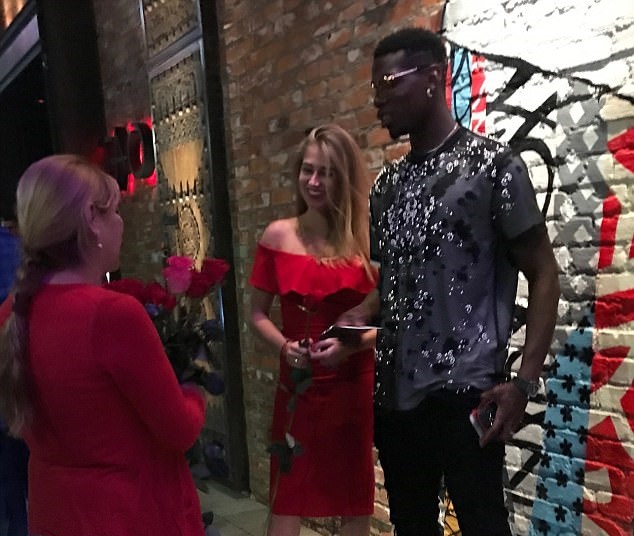 Ảnh bài viết Pogba trả thiếu tiền khi mua hoa tặng người đẹp tóc vàng