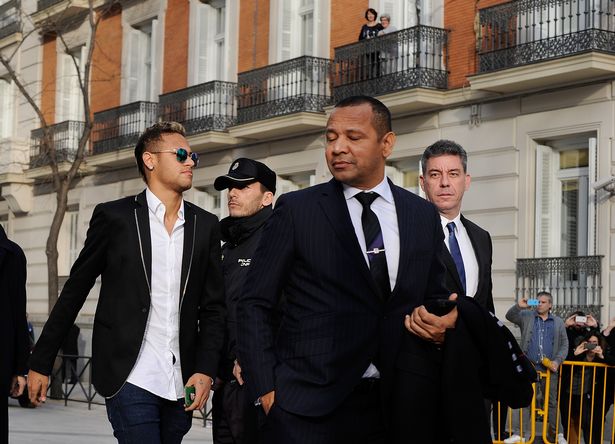 Ảnh bài viết NÓNG: Cha đẻ có mặt ở Paris, Neymar rất gần PSG