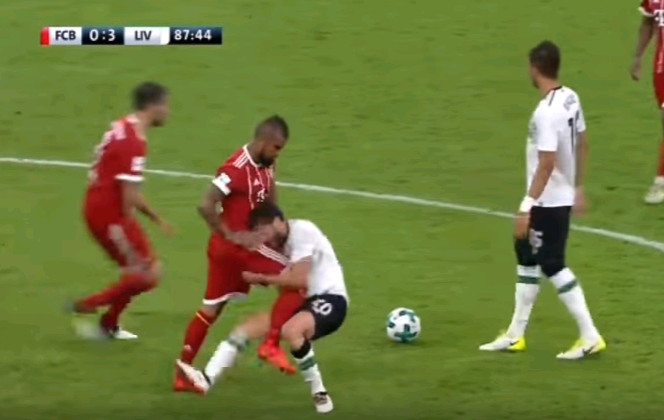 Ảnh bài viết Tình huống suýt đánh nhau giữa Arturo Vidal và Adam Lallana