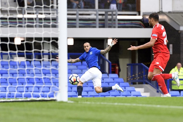 Ảnh bài viết Tân binh lò La Masia ghi bàn, Everton vẫn hòa nhạt nhòa trước Sevilla