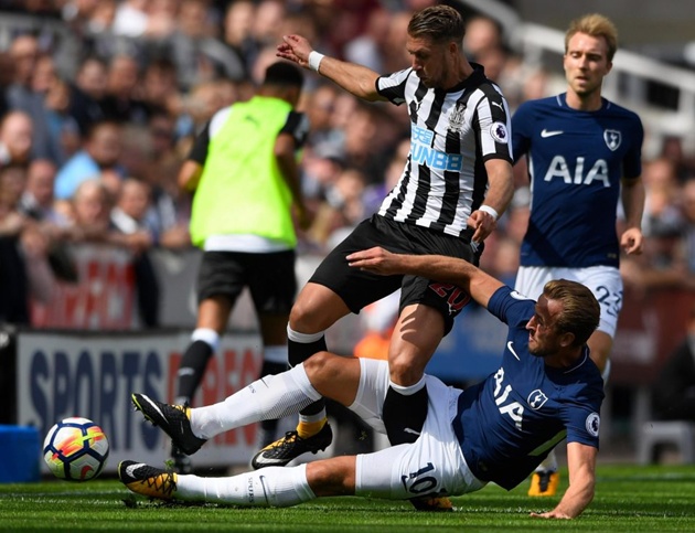 Ảnh bài viết Florian Lejeune "bó bột" sau pha vào bóng của Harry Kane