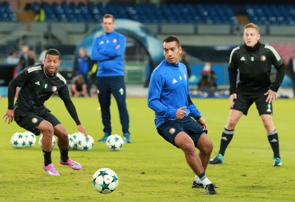 Ảnh bài viết Van Bronckhorst cùng Feyenoord làm quen với mặt sân của Napoli