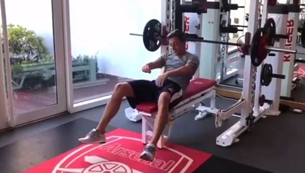 Ảnh bài viết Ozil lủi thủi đẩy tạ ở phòng tập London Colney 