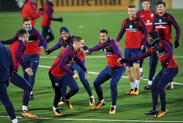 Ảnh bài viết Hết trò 'lộn mèo' rồi tới 'cút bắt', tuyển Anh gây náo loạn sân tập