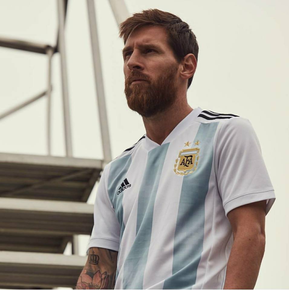 Ảnh bài viết Messi buồn rười rượi khoe áo đấu mới của tuyển Argentina