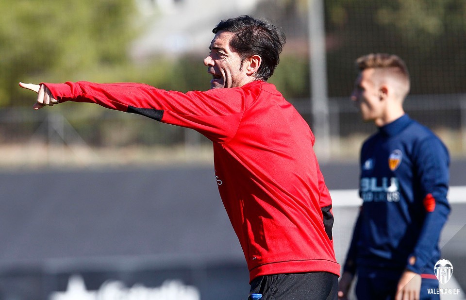 Ảnh bài viết Valencia thăng hoa, HLV Marcelino vẫn 'quát tháo' học trò trên sân tập