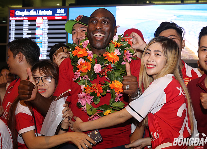 Ảnh bài viết Fan nữ Việt cuồng nhiệt khiến huyền thoại Arsenal bối rối 