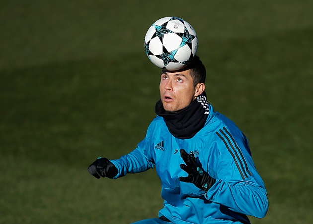 Ảnh bài viết Đồng đội trố mắt nhìn CR7 biễu diễn kĩ thuật 