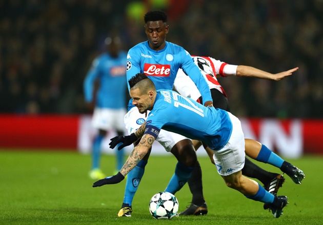 Ảnh bài viết Hamsik ngã cắm mặt trước lối đá rắn của Feyenoord  