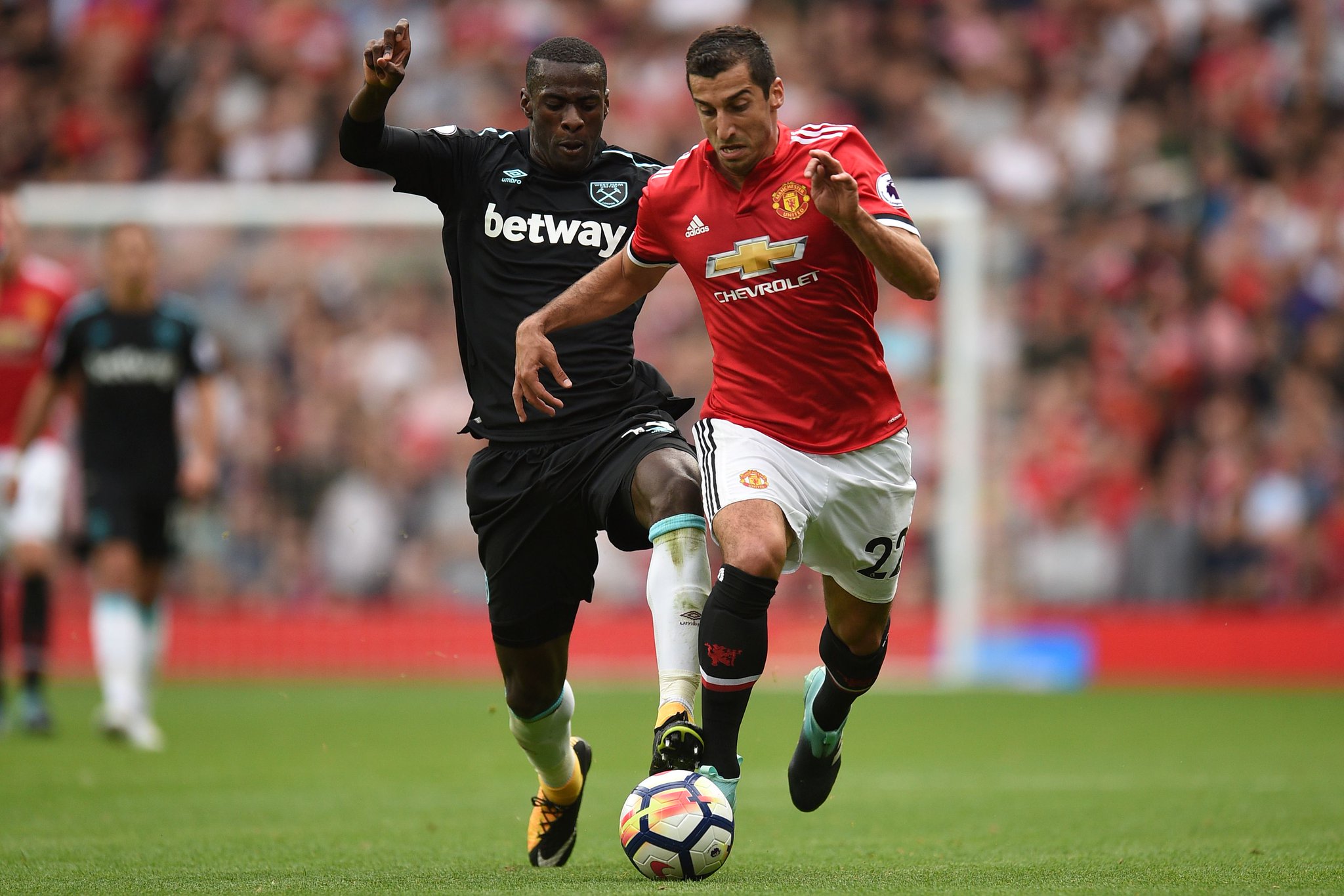Ảnh bài viết Điểm tin chiều 16/12: Mourinho chào bán Mkhitaryan; Maradona công kích Ronaldo