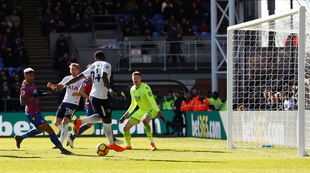 Ảnh bài viết Hài hước chuyện Serge Aurier đệm bóng hụt ở cự li... 2 mét