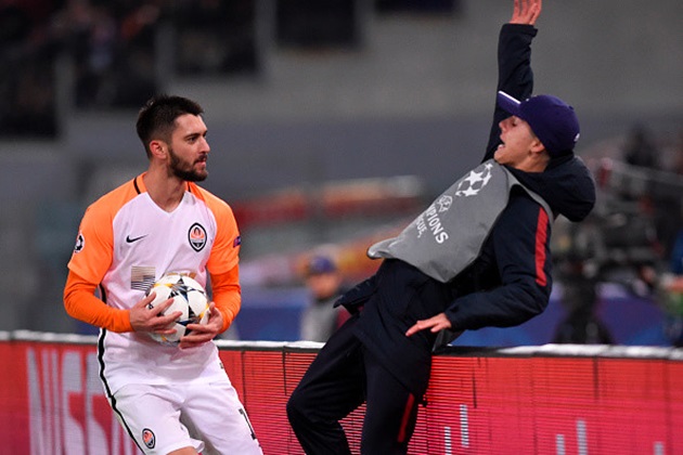 Ảnh bài viết Cầu thủ Shakhtar gây phẫn nộ khi đẩy người nhặt bóng ngã lộn nhào