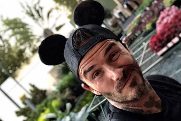 Ảnh bài viết Beckham hồi teen tại hóa chuột Mickey