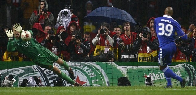 Ảnh bài viết Man Utd đêm Moscow lịch sử: Anelka sập bẫy & Cú đổ người kinh điển!