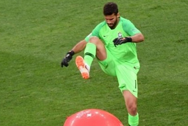 Ảnh bài viết Hài hước: Liverpool thả quả bóng khổng lổ thử thách khả năng nhận biết của Alisson