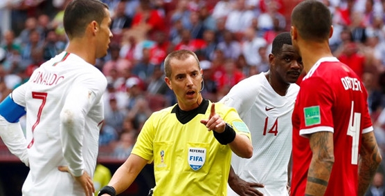 Ảnh bài viết Trọng tài bắt chính ngỏ ý xin áo của Ronaldo ngay từ hiệp 1?