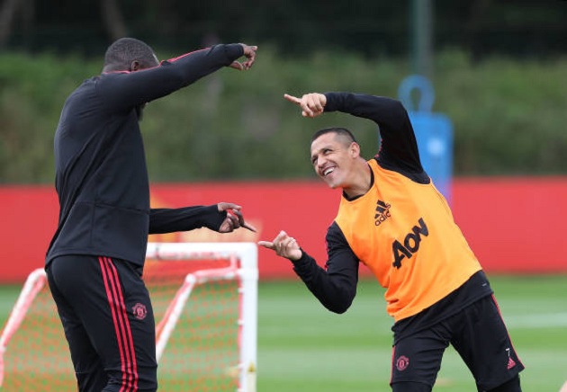 Ảnh bài viết Mâu thuẫn nào? Pogba, Martial cười đùa hớn hở với Mourinho trên sân tập Man Utd