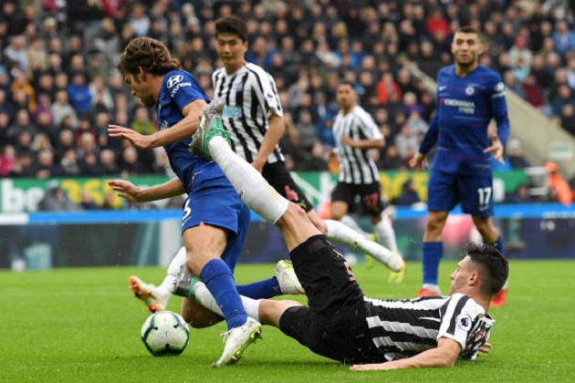 Ảnh bài viết 5 điểm nhấn Newcastle 1-2 Chelsea: Alonso bất khả xâm phạm, Sarri gây hấn với FA 