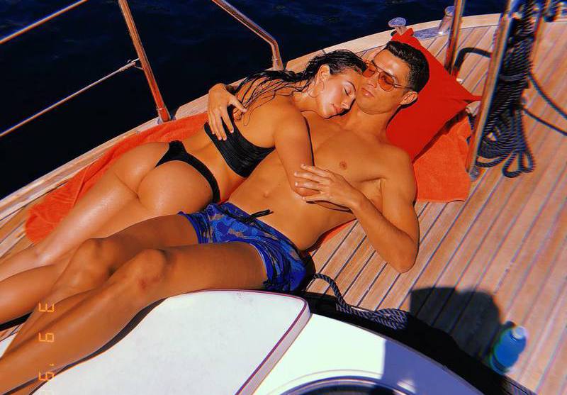 Ảnh bài viết Ronaldo nhận 'gạch' từ truyền thông, bạn gái đăng ảnh nóng an ủi