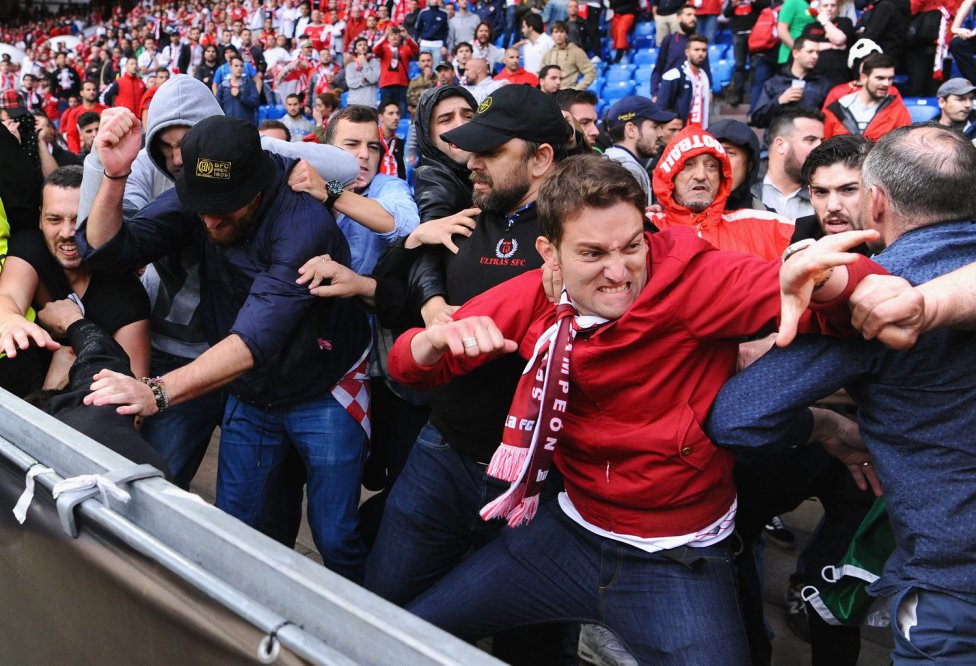 Ảnh bài viết CĐV Liverpool bị hooligan đánh nhập viện ở Italy