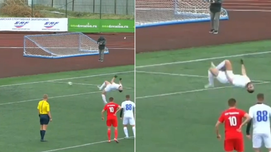 Ảnh bài viết Cầu thủ U21 gây chú ý với pha đá penalty lộn cầu vồng