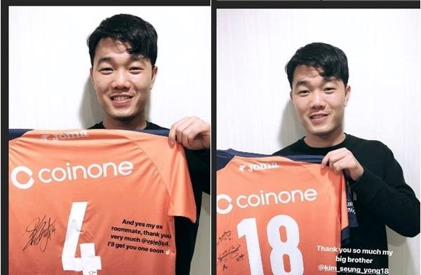 Ảnh bài viết Xuân Trường hớn hở nhận quà đặc biệt của đội bóng cũ