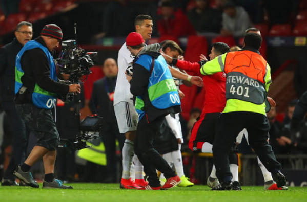 Ảnh bài viết CĐV quá khích lao vào sân và đây là cách Ronaldo đáp trả