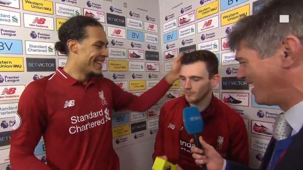 Ảnh bài viết Robertson khiến Van Dijk bật cười khi được nhờ làm điều này với Firmino