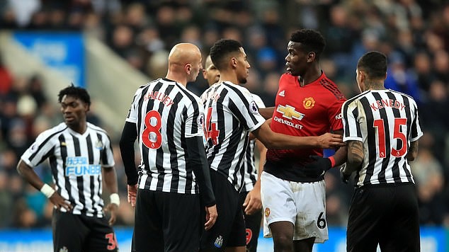Ảnh bài viết "Cậu ta phải bị đuổi khi đá bẩn. Pogba có thể chấn thương nặng"