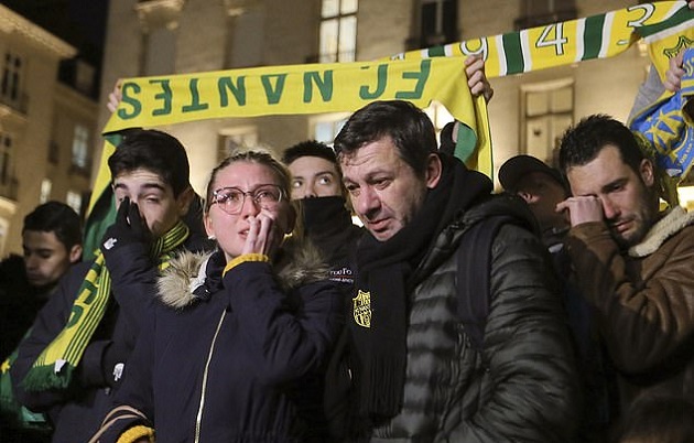 Ảnh bài viết Hàng ngàn người rớt nước mắt cầu nguyện phép lạ sẽ đến với tân binh Cardiff