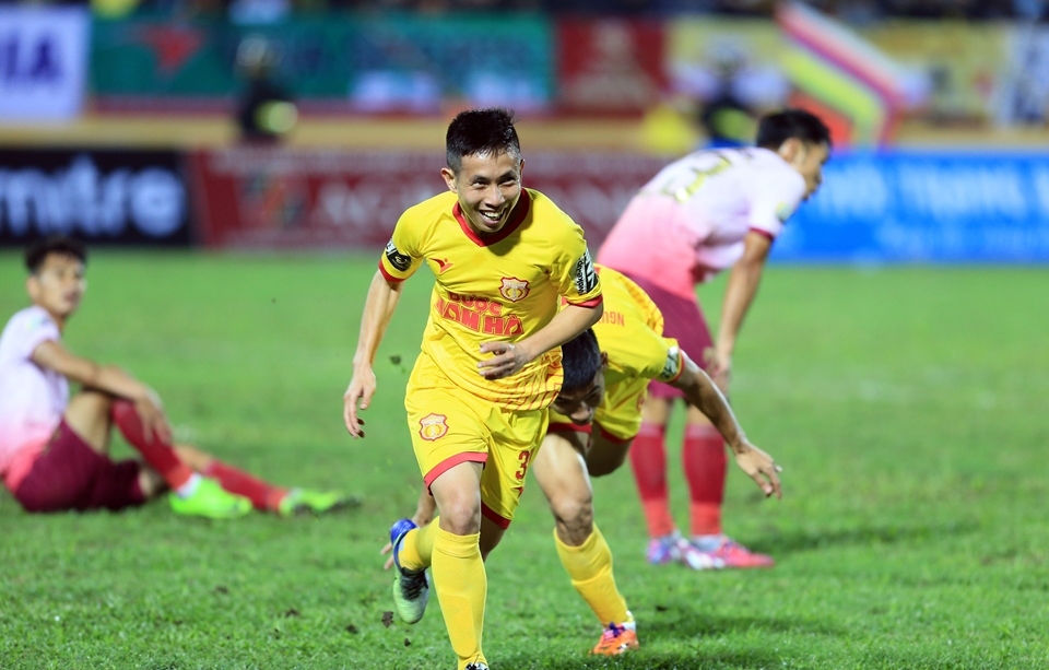 Ảnh bài viết Thua tan nát trước Nam Định, HLV Sài Gòn đổ lỗi cho mặt sân Thiên Trường xấu