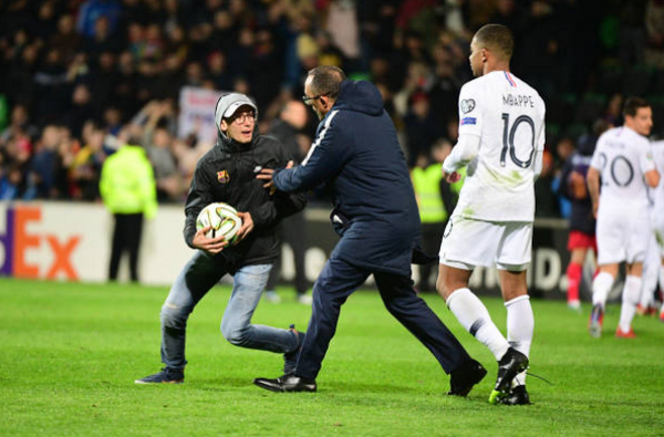 Ảnh bài viết CĐV quá khích vào sân, Mbappe có hành động 'không tưởng'