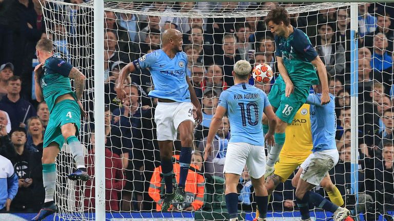 Ảnh bài viết Massimiliano Irrati và Cuneyt Cakir tạo nên một đêm điên rồ với VAR