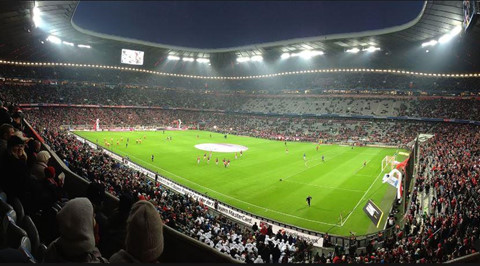 Ảnh bài viết Cay cú vì thẻ đỏ, cầu thủ dập cầu dao sân vận động