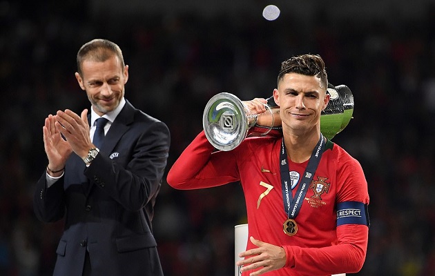 Ảnh bài viết Biểu cảm khó đỡ của Ronaldo khi nâng cúp bạc