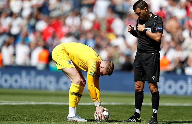 Ảnh bài viết Sau Neuer 2013, nước Anh lại chứng kiến một thủ thành dùng chiêu độc