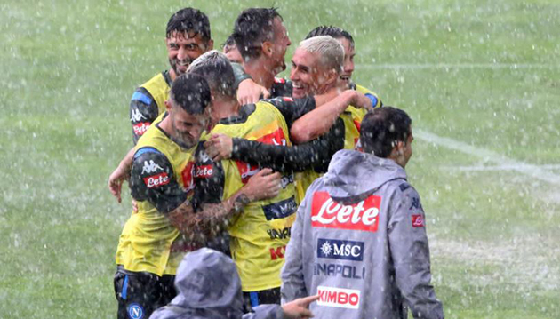 Ảnh bài viết Sao Napoli hóa 'trẻ con', hồn nhiên tắm mưa đá bóng