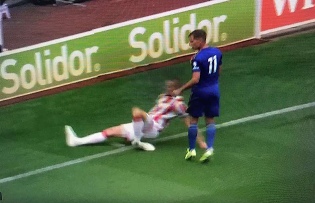 Ảnh bài viết Kinh hoàng! 'Máy chém' Shawcross chấn thương giống hệt cách Ramsey từng bị