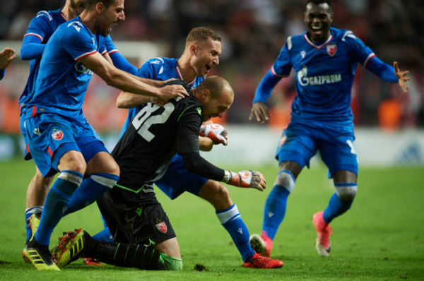 Ảnh bài viết Champions League xuất hiện loạt pen 'kinh dị', 6 quả bay ra ngoài!