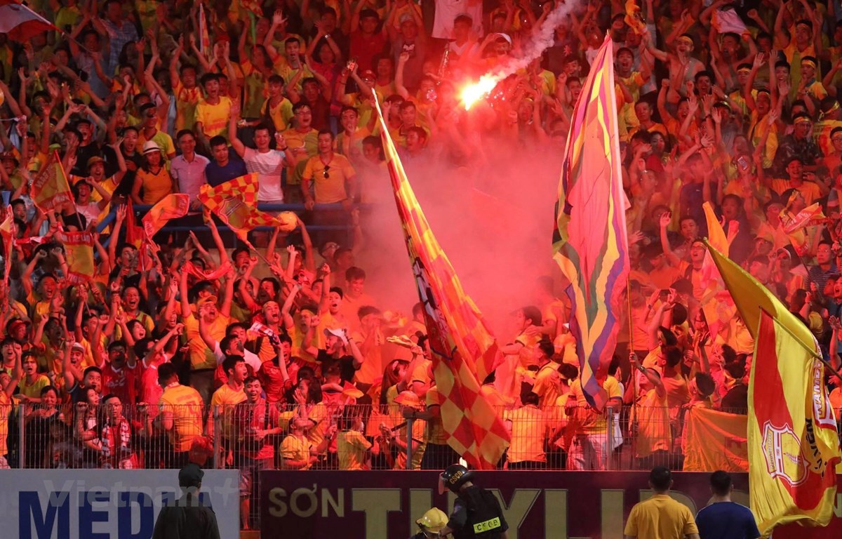 Ảnh bài viết Án phạt "treo sân" và hiểm họa khó lường từ pháo sáng!