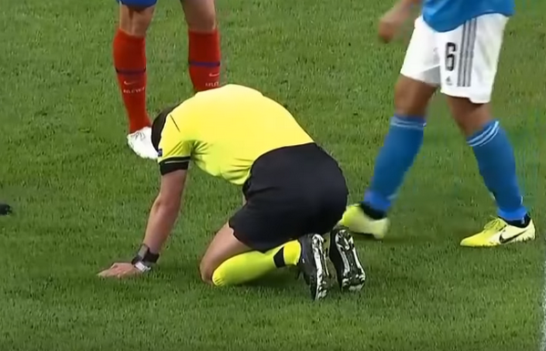 Ảnh bài viết Khuôn mặt đáng thương, trọng tài trận Atletico vs Juve gục ngã trên thảm cỏ